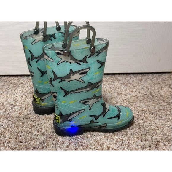 WESTERN CHIEF Toddler/Boys Light Up Rain Boots, size 8 Toddler, Sharks - Picture 9 of 10